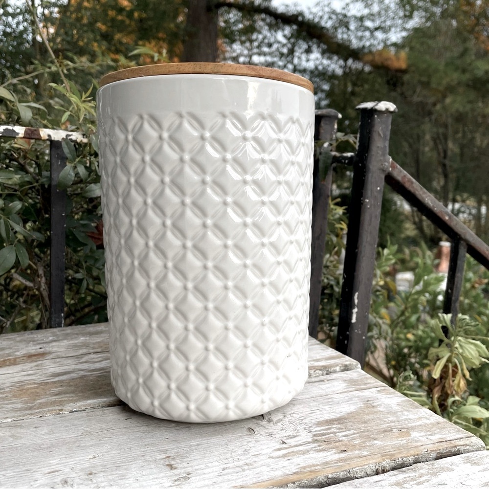 World Market white diamonds pattern large ceramic canister wood lid
3.17 quarts